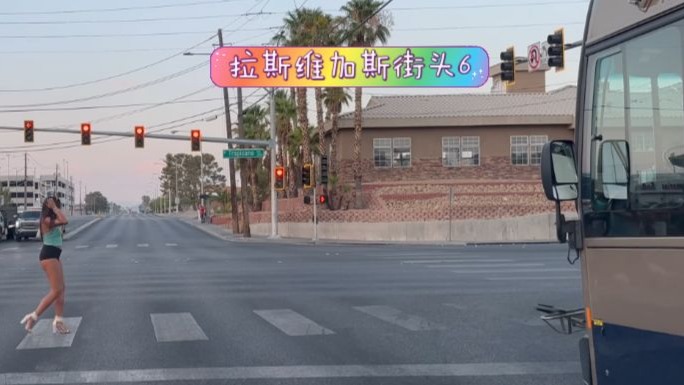 捷克街头-银色公主切的飞机场辣妹秘书